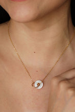Load image into Gallery viewer, Mother Of Pearl Interlinked Necklace