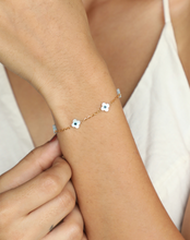 Load image into Gallery viewer, Scattered Clover Bracelet