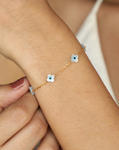 Load image into Gallery viewer, Scattered Clover Bracelet