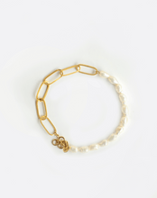 Load image into Gallery viewer, Half Paperclip Half Pearl Bracelet