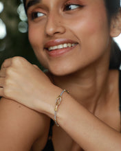 Load image into Gallery viewer, Interlink Wire Gold Bracelet