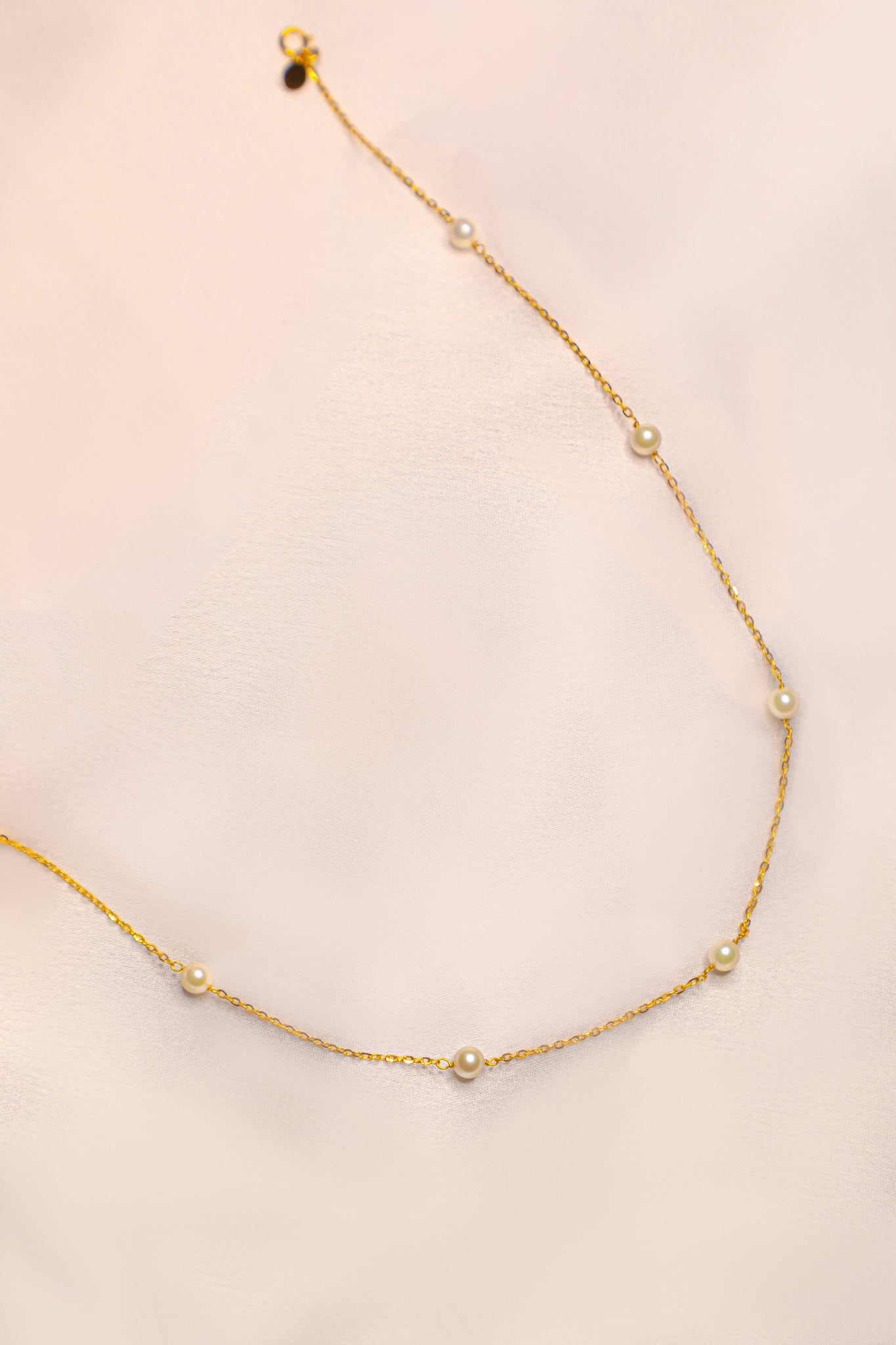 18 karat gold necklace, weight 2.05 grams - زمرد ذهب و الماس