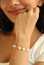 Load image into Gallery viewer, Scattered Mother Of Pearl Bracelet